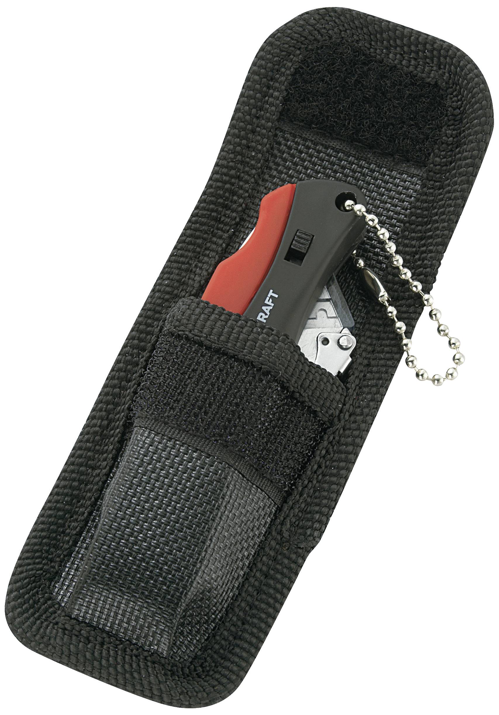 Un couteau de poche rouge et noir dans un étui noir à fermeture velcro ; une chaîne métallique est attachée.