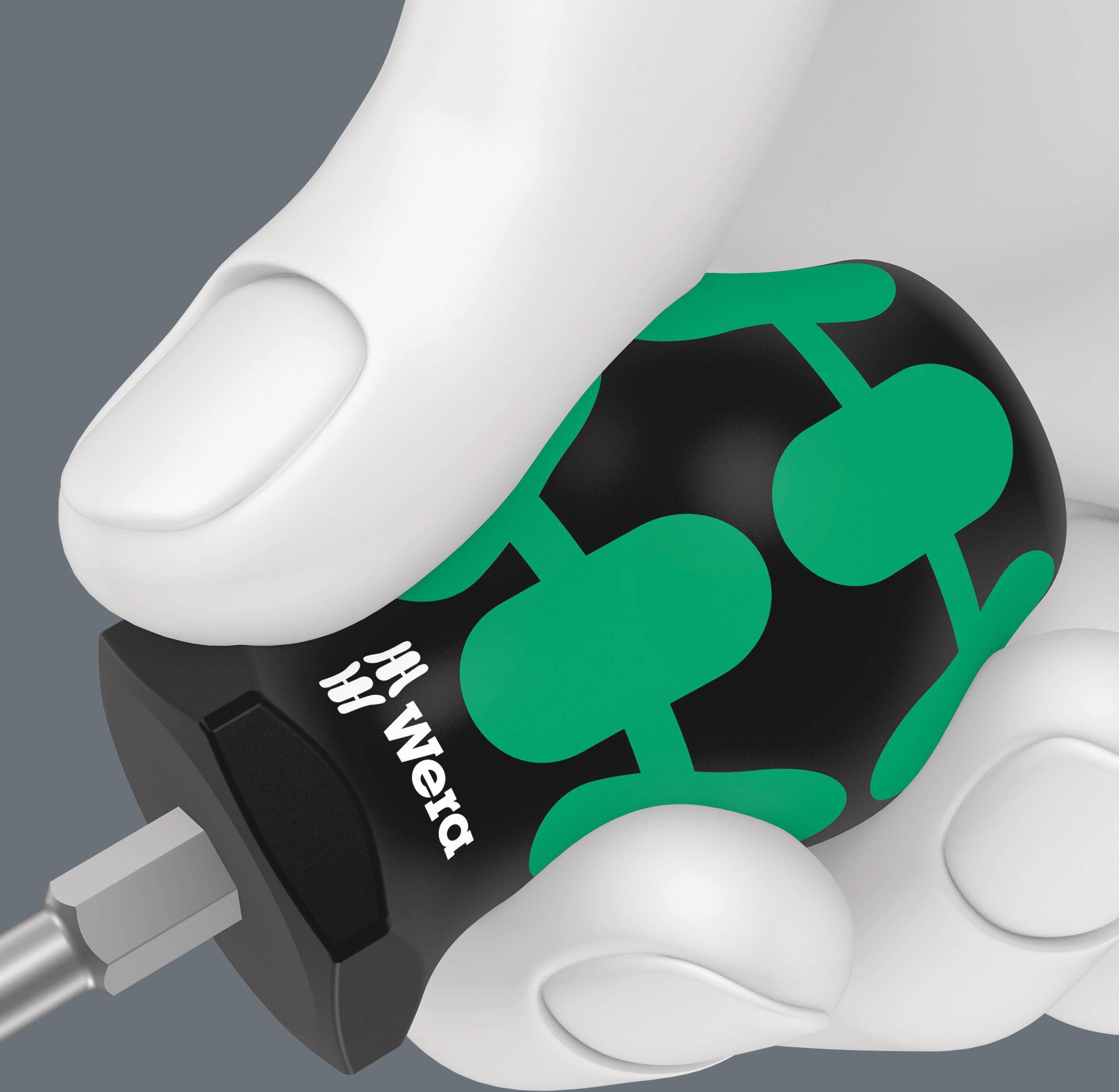 Une main tient un tournevis vert à poignée ergonomique, avec l'inscription 'Wera' visible.