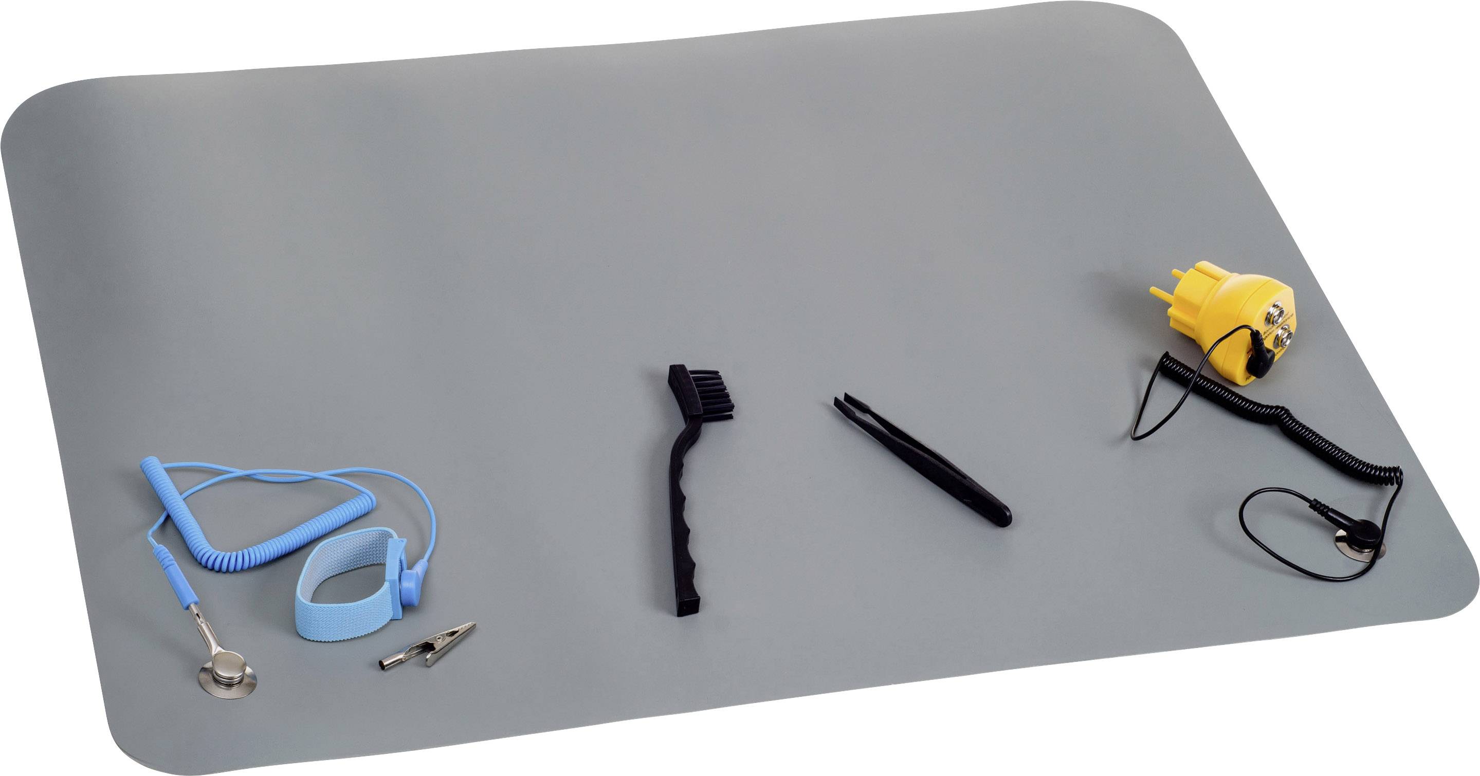 Un kit antistatique gris comprenant un bracelet, un pinceau, une pince et un câble de mise à la terre, utilisé pour protéger les composants électroniques contre les décharges électrostatiques.