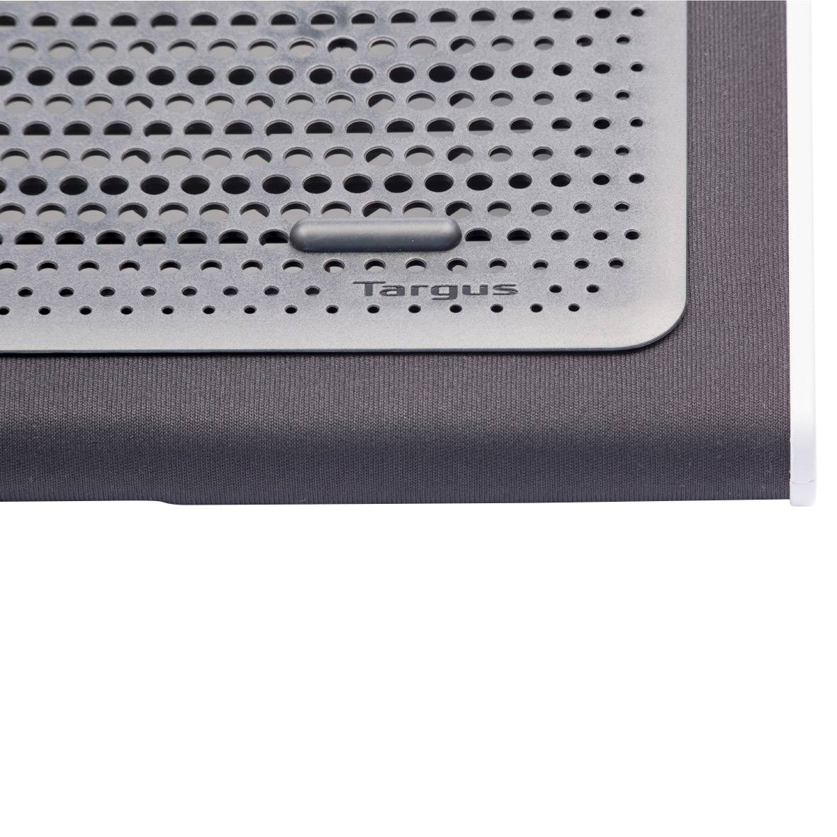 Un pad de refroidissement argenté, perforé, avec le logo 'Targus' sur le bord inférieur, vraisemblablement destiné à la ventilation d'un ordinateur portable.