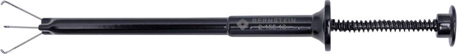 Pince-outil de préhension en métal avec poignée noire et pince à ressort à l'extrémité, généralement utilisée pour saisir de petits objets.