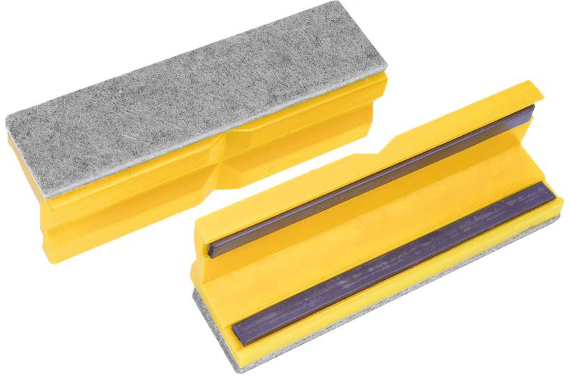 Deux attache-câbles magnétiques jaunes avec des surfaces en feutre gris, utilisés pour nettoyer les vitres.