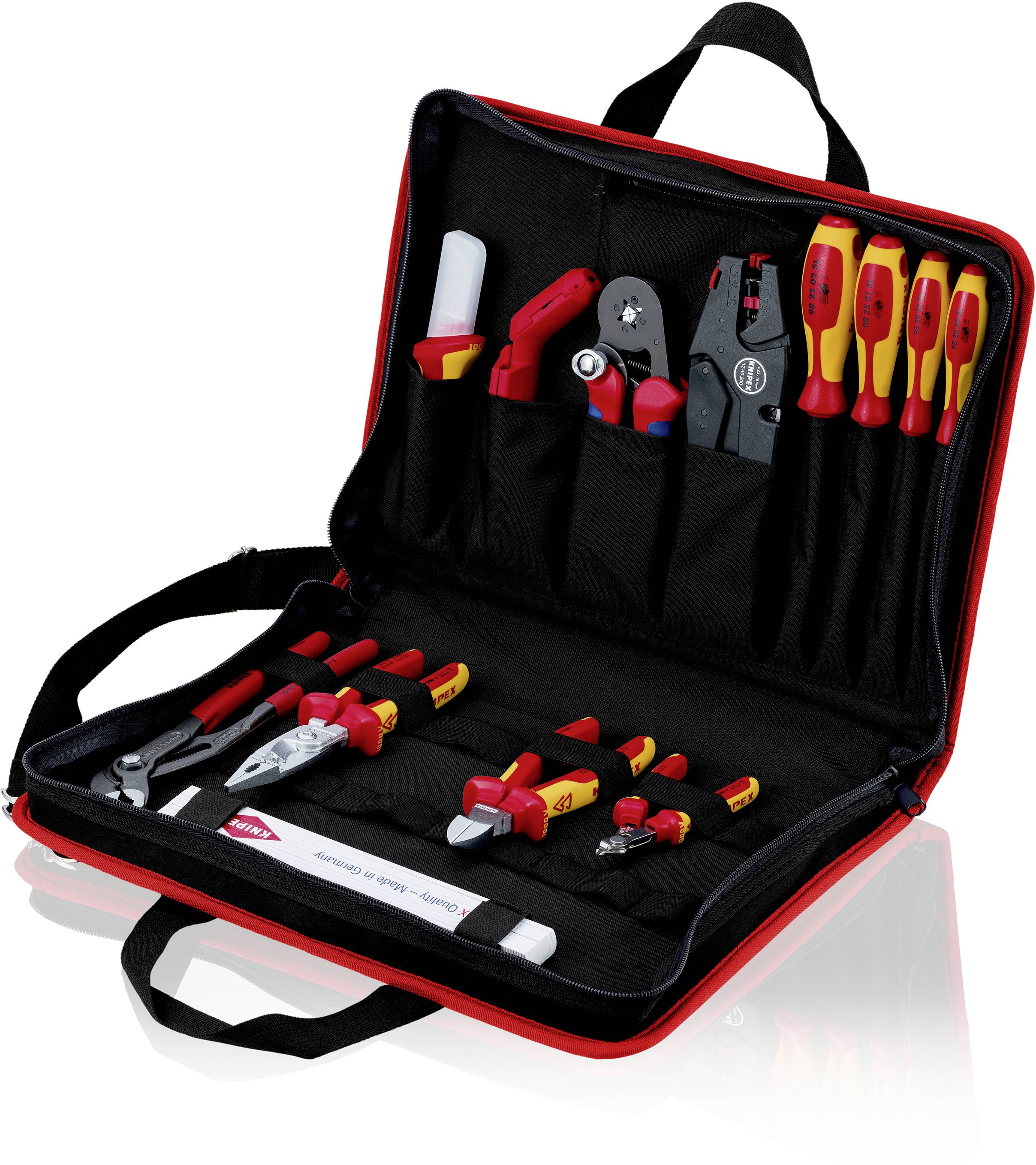 Sac à outils noir avec bordure rouge, contenant divers outils manuels tels que des pinces, des tournevis et des pinces, disposés de manière claire et organisée.