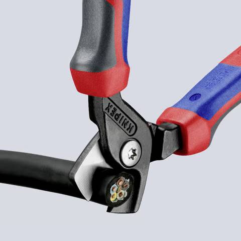 Nahaufnahme eines Drahtzangen-Werkzeugs, das ein Kabel umfasst, wobei dessen scharfe Klingen und ergonomische rot-blaue Griffe zu sehen sind.