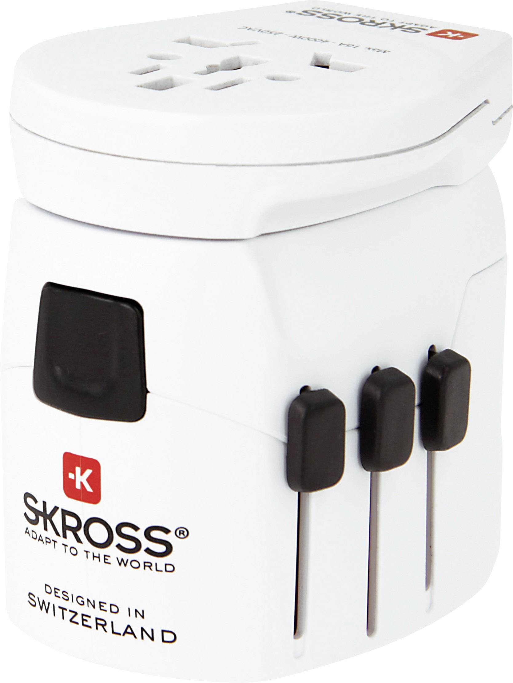 Adaptateur de voyage universel blanc de Skross, 'Conçu en Suisse', avec plusieurs prises et touches coulissantes pour différents pays.