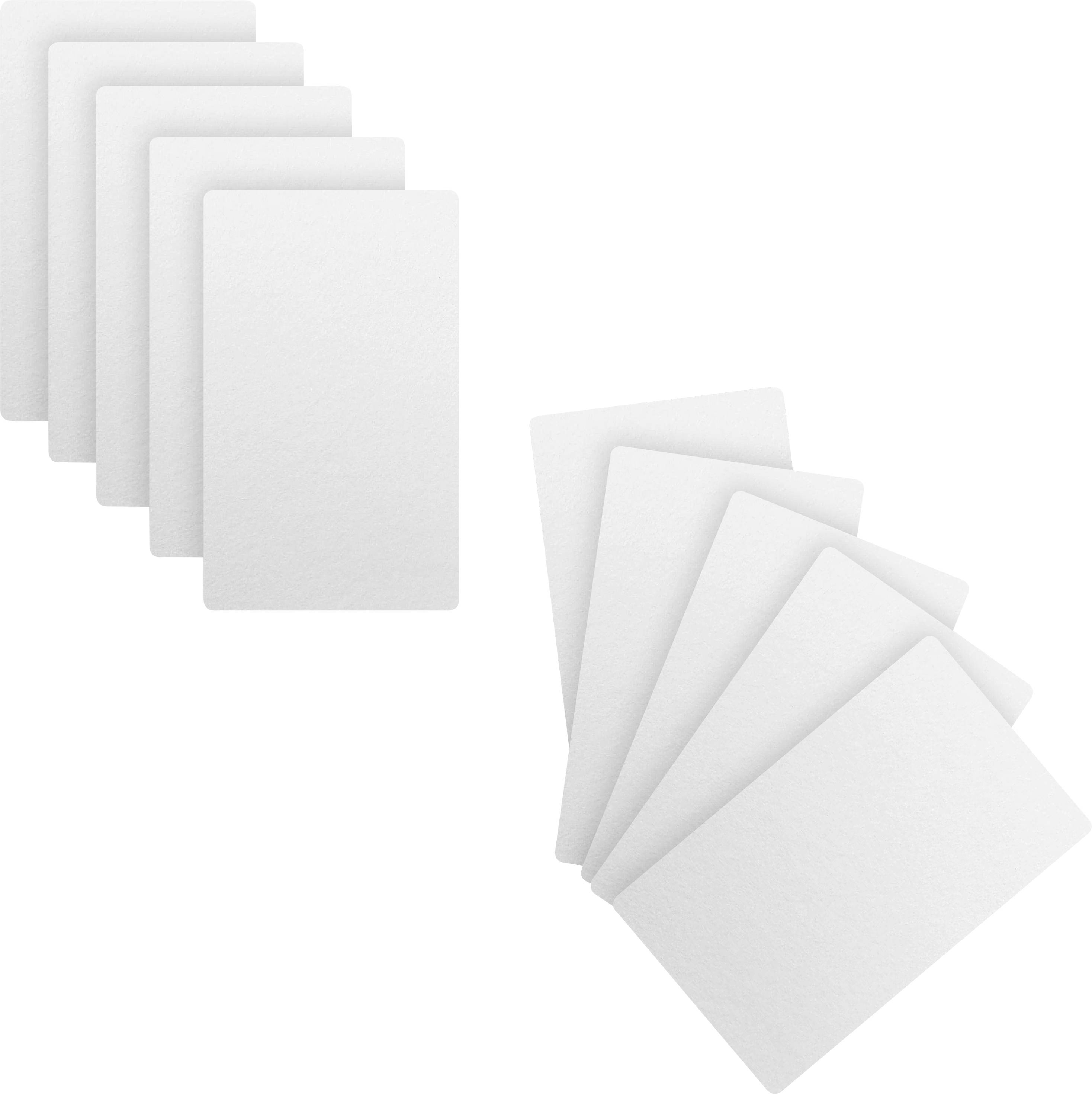 Des cartes blanches vierges, partiellement superposées, apparaissent à gauche dans une rangée verticale et à droite dans une disposition en éventail diagonal.