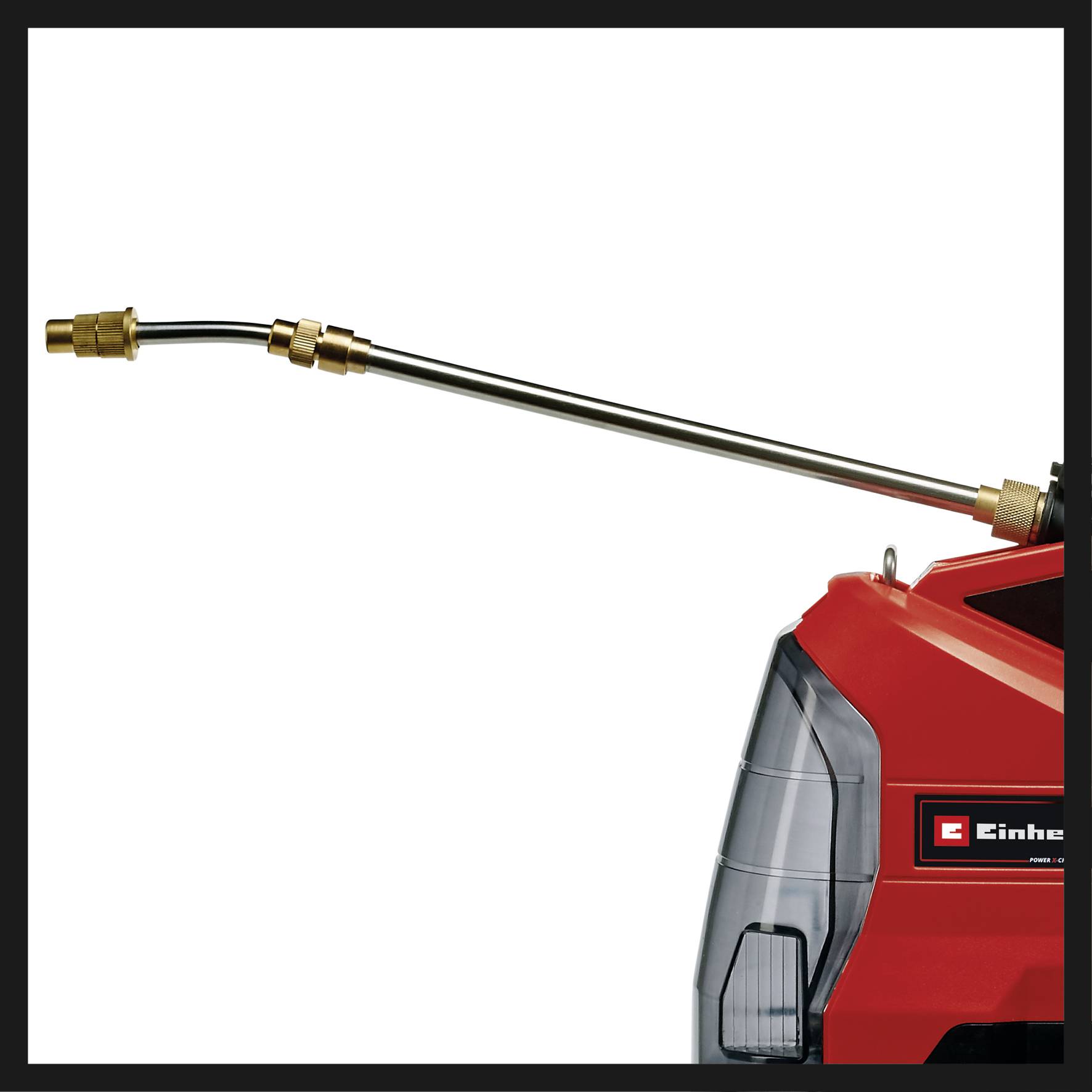 Un appareil de nettoyage haute pression rouge avec une longue lance en métal montre la sortie d'eau. Il porte le logo d'une marque connue.