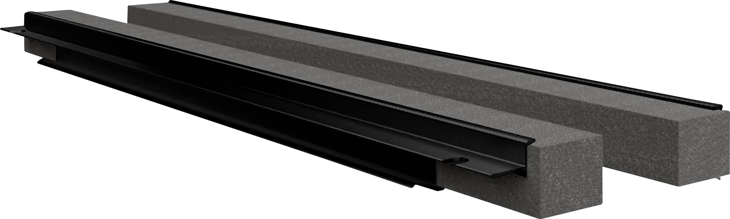 Deux longues pièces rectangulaires en métal noir sont disposées parallèlement sur des coussins sombres, probablement comme emballage de protection.