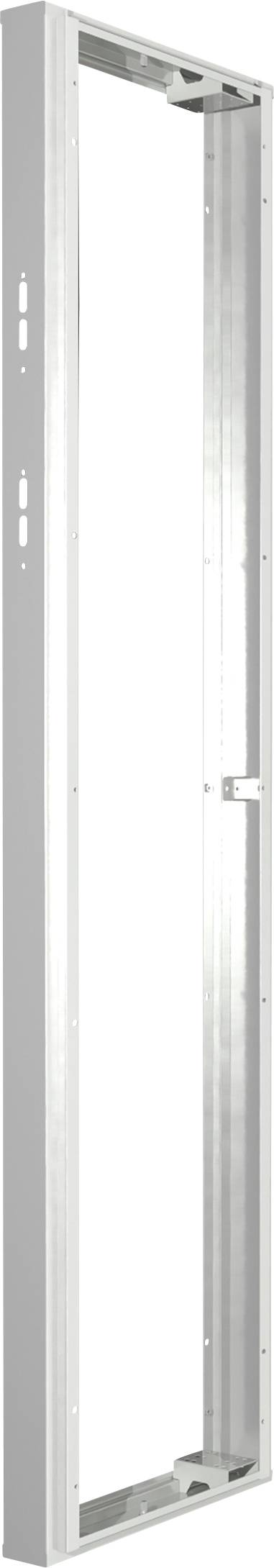 Cadre métallique pour ouverture de porte dans un bâtiment, positionné verticalement, avec des découpes pour les charnières et les verrous, de couleur argentée.