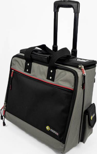 Une valise grise avec des touches noires, des compartiments à fermeture éclair et une poignée télescopique, principalement destinée au transport.