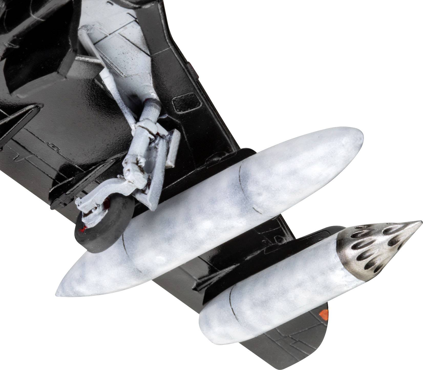 Un modèle d'avion noir avec deux roquettes argentées sous les ailes. Le train d'atterrissage est sorti.