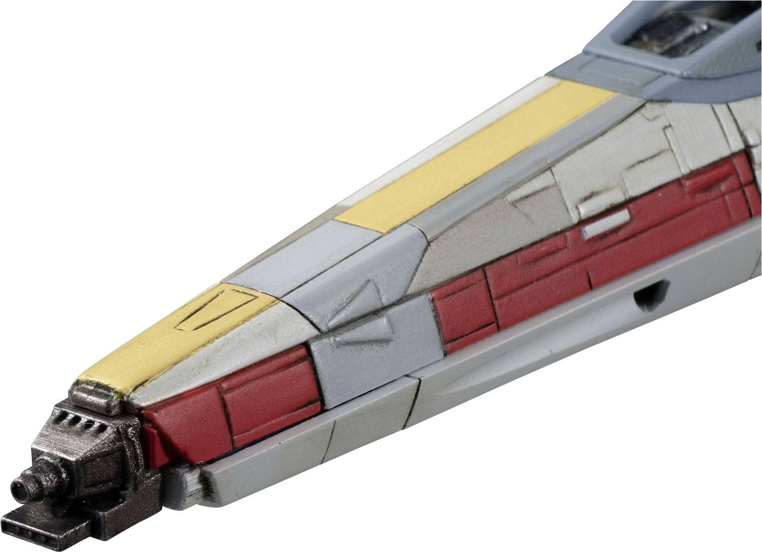 Un modèle de vaisseau spatial peint en gris, rouge et jaune, doté à l'avant d'un canon détaillé.