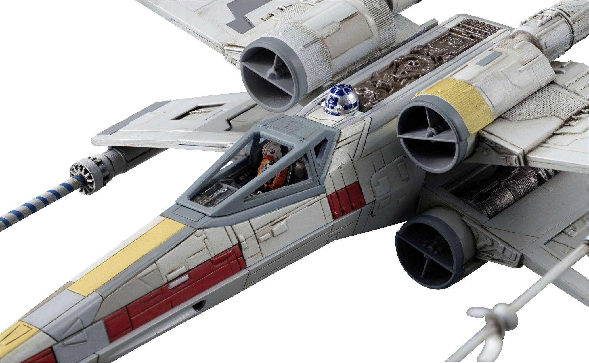 Un modèle de vaisseau spatial au design caractéristique, avec un cockpit et un robot bleu à l'arrière du vaisseau.