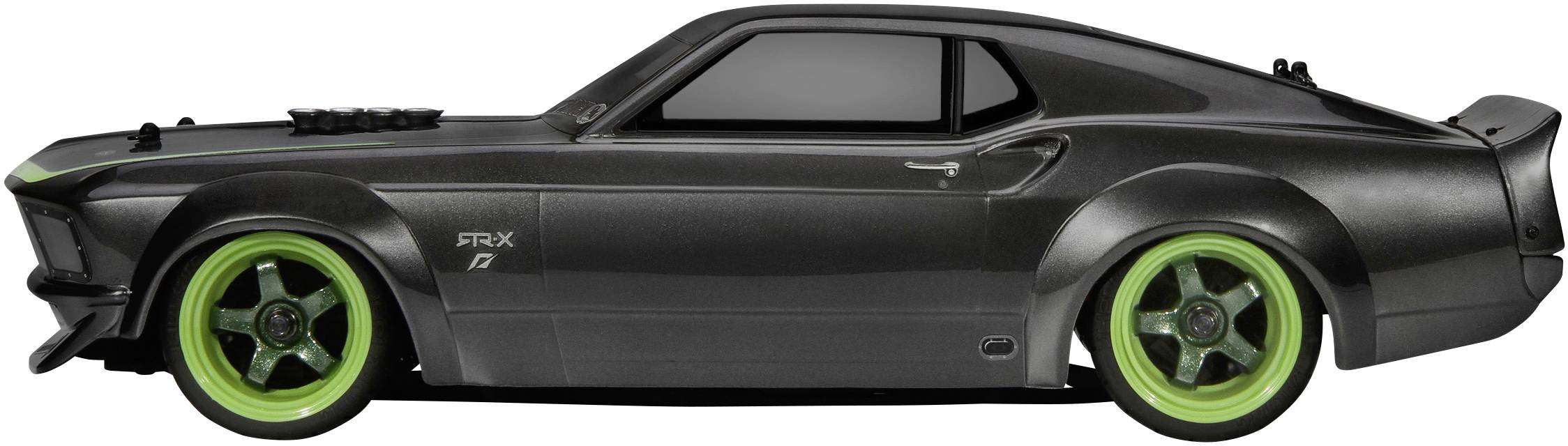 Une voiture miniature noire avec des jantes vertes et un toit rayé vue de côté. Design rétro, style sportif.