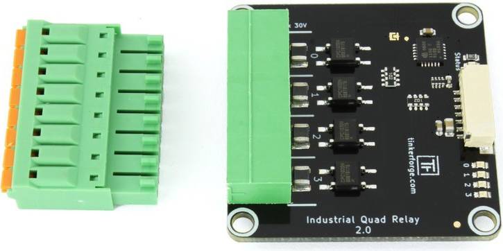 Platine de relais quadruple industrielle 2.0 avec bloc de connexion vert, adaptée pour le contrôle des commutateurs électriques.