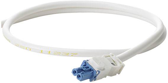 Un câble à fibre optique blanc avec une connectique bleue, adapté aux transferts de données à haute vitesse.