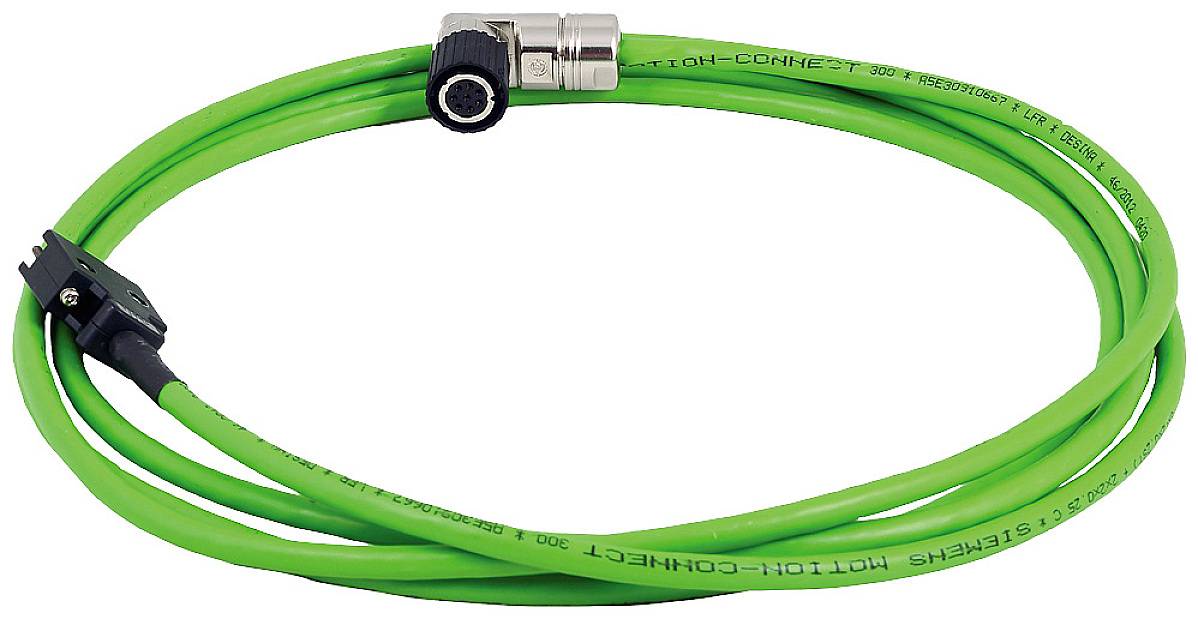 Câble de connexion vert avec des connecteurs métalliques aux extrémités, enroulé. Utilisé pour des applications industrielles ou techniques.