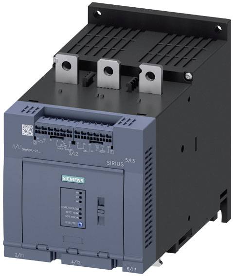 Démarreur progressif Siemens Sirius 3RW52 installé sous un angle latéral. Affiche les paramètres du panneau numérique et les connexions en haut, équipement industriel robuste.