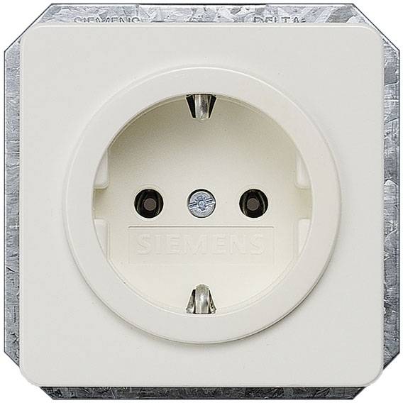 Une prise électrique blanche de la marque Siemens dans un support de cadre métallique.