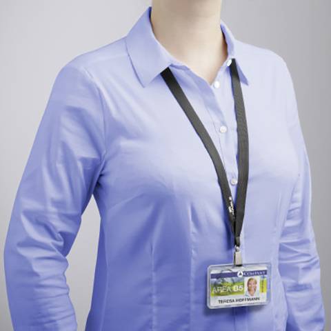 Une personne portant une chemise bleue a un badge accroché autour du cou. Le badge affiche une photo et le nom 'Teresa Hofmann'.