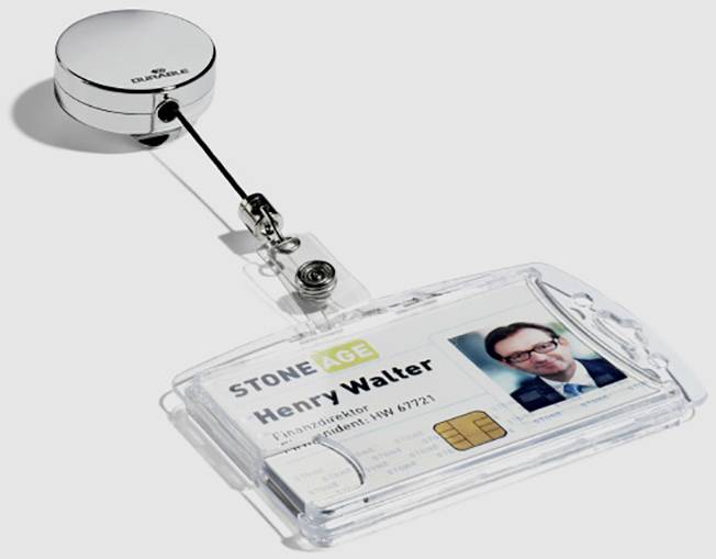 Carte d'identité avec photo et puce dans un porte-badge, portant l'inscription 'STONEAGE Henry Walter' et l'adresse en plus petits caractères.