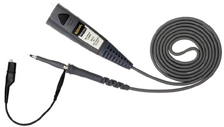 Sonde numérique d'oscilloscope avec câble de connexion et pince, utilisée pour les mesures électriques et les prélèvements de signaux.
