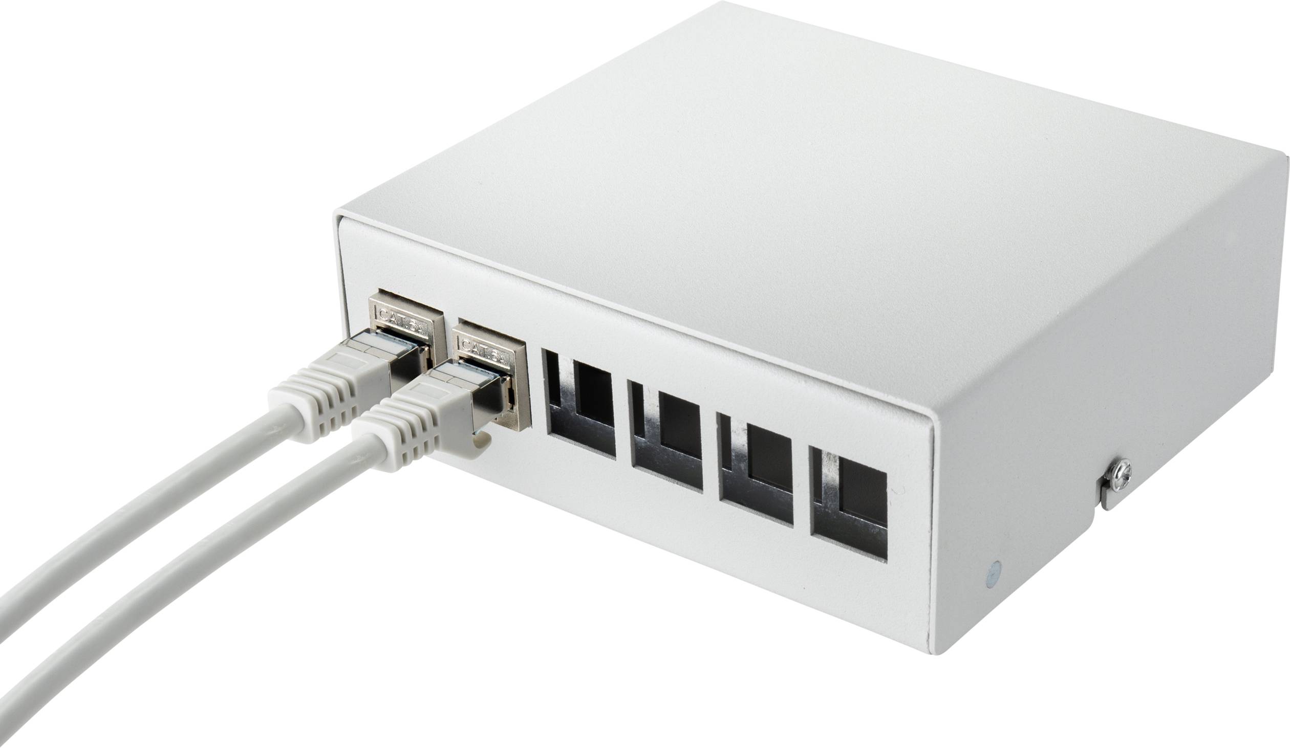Un commutateur réseau blanc avec deux câbles Ethernet branchés, montrant l'avant avec plusieurs ports.