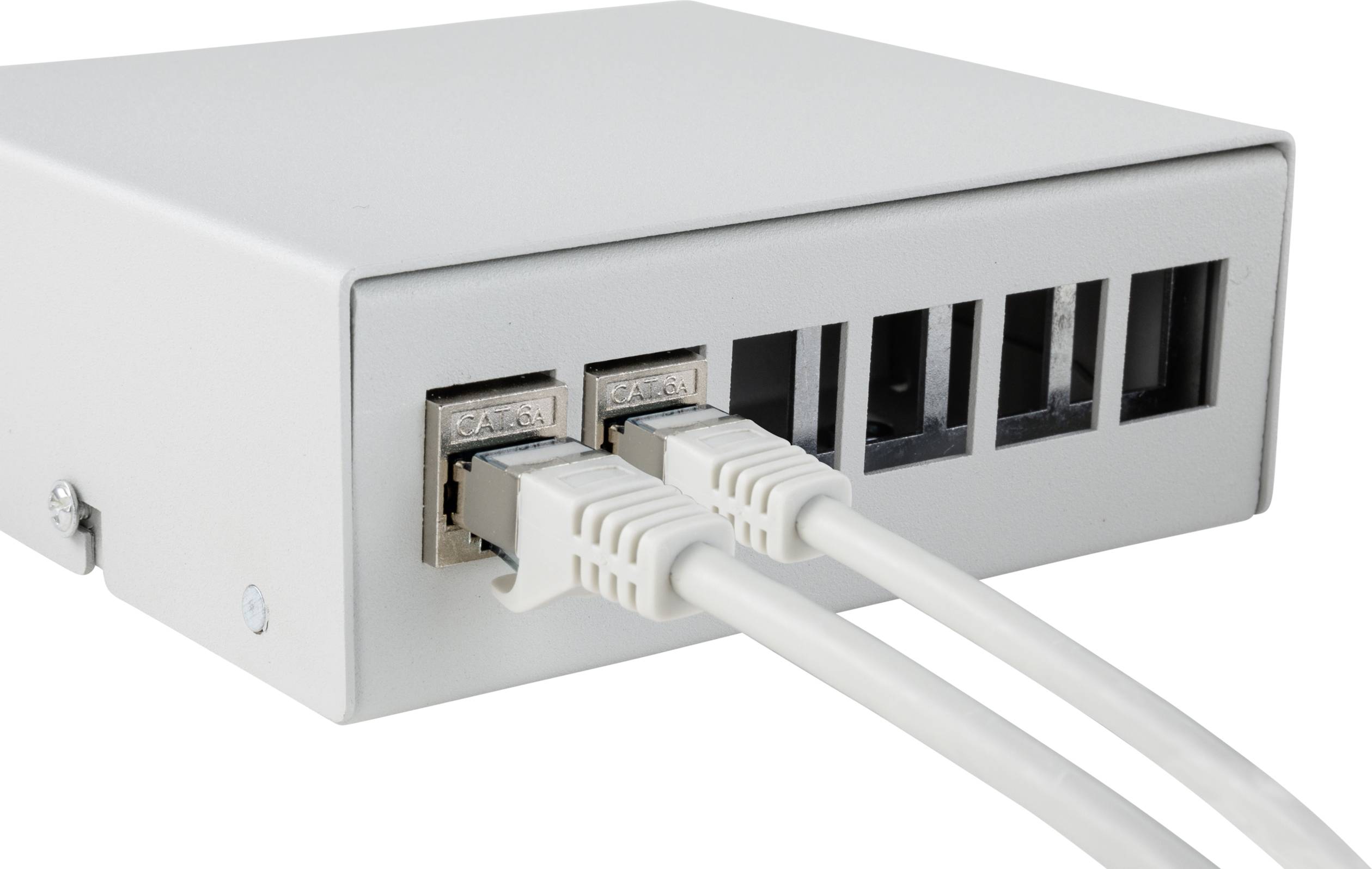 Un périphérique réseau Ethernet gris avec deux câbles LAN connectés et quelques ports libres montre une connexion réseau.