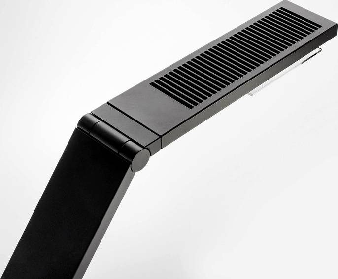 Lampe de bureau noire, au design moderne, avec une tête lumineuse plate et rectangulaire et un bras articulé.