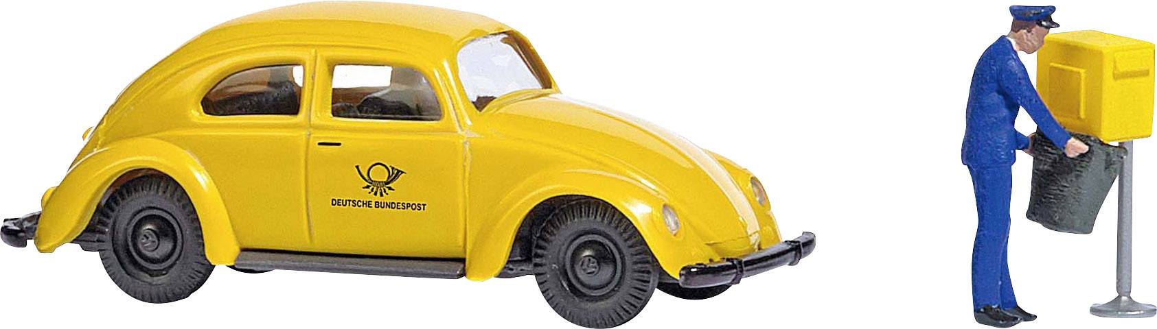 Une petite voiture de modèle jaune avec le logo de la 'Deutsche Bundespost' est placée à côté d'une figurine miniature en uniforme, qui semble enseigner à une boîte aux lettres postale.