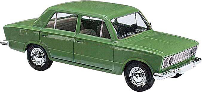 Voiture miniature verte d'une berline quatre portes classique avec des pare-chocs chromés et des vitres, mettant en valeur la carrosserie et les détails.