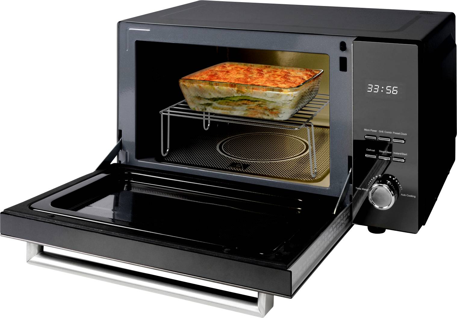 Un four à micro-ondes noir avec la porte ouverte montre un plat en verre avec un gratin sur une grille.