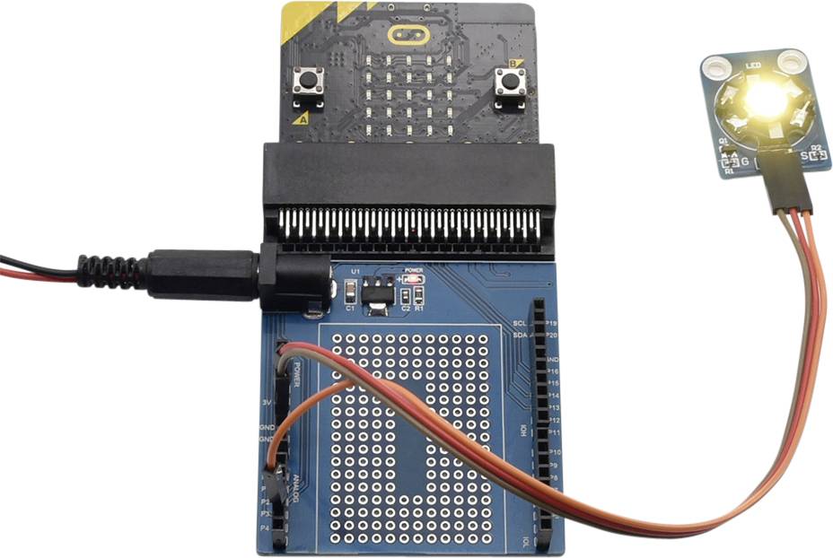 Une carte de microcontrôleur avec un module LED connecté qui brille intensément. Des câbles relient la carte au module.