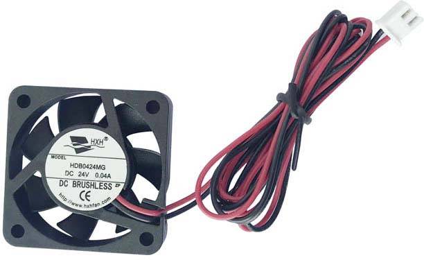 Un petit ventilateur carré avec des pales noires et un câble rouge et noir. Sur l'étiquette figurent des spécifications techniques.