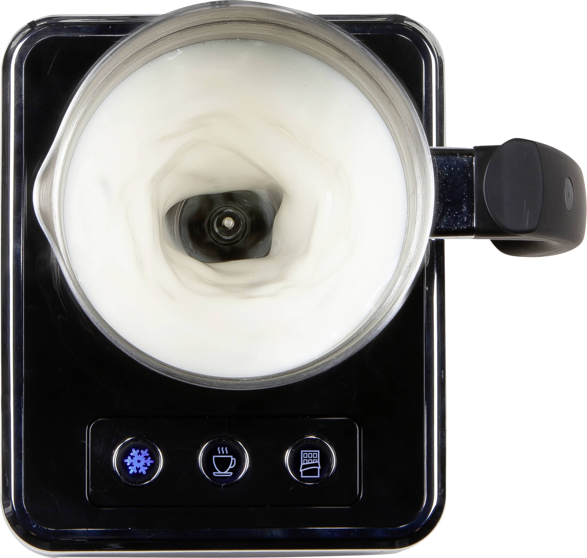 Mousseur à lait électrique en action, vue de dessus. Outil de mélange battant dans un liquide blanc et mousseux.