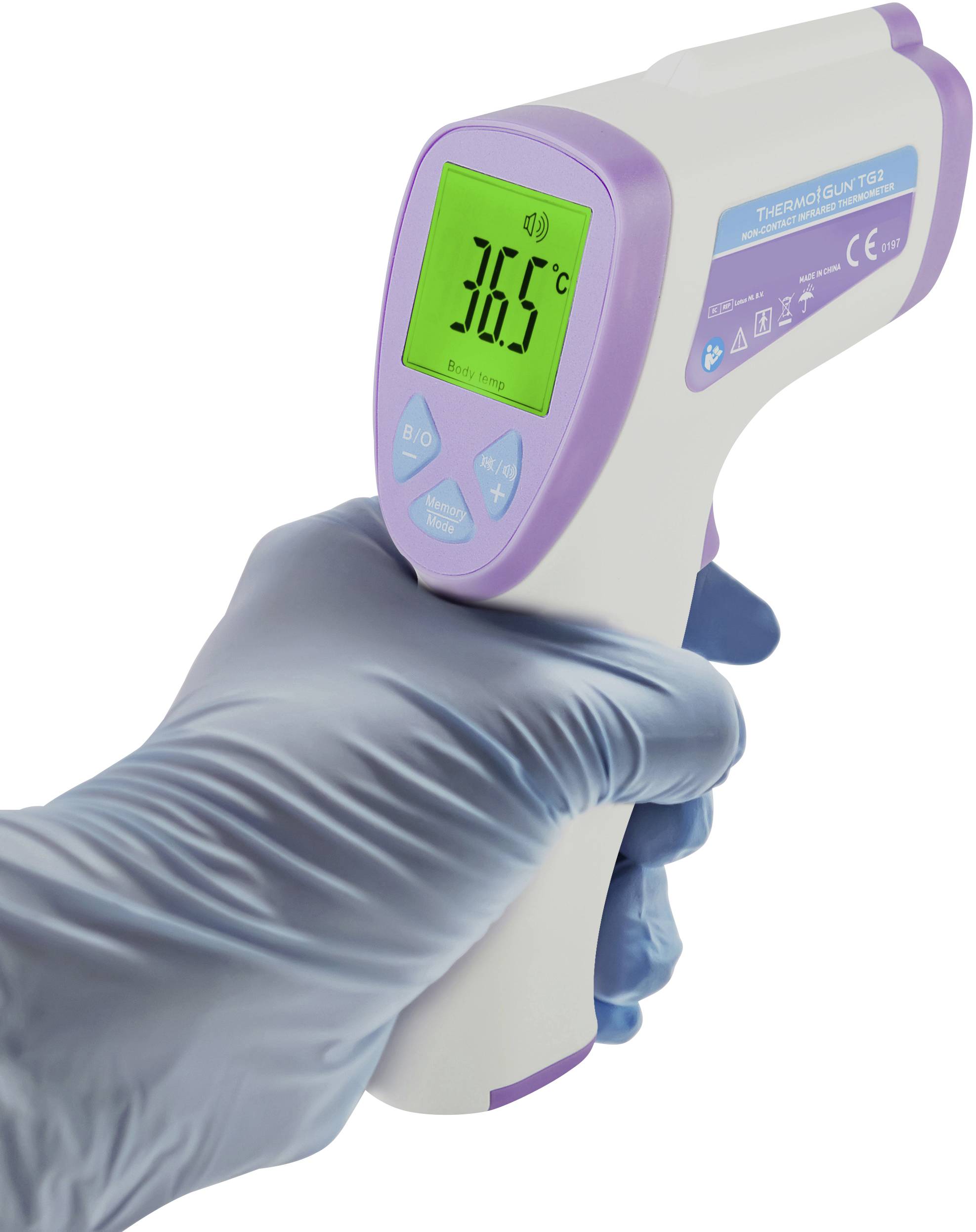 Une main gantée d'un gant bleu tient un thermomètre numérique à infrarouge. L'affichage indique une température de 36,5°C.