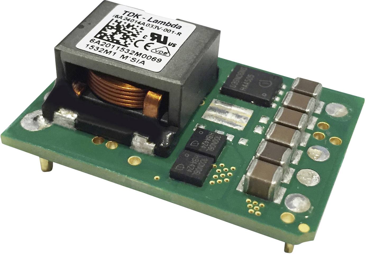 Une carte électronique verte avec un transformateur soudé, plusieurs condensateurs et d'autres composants électroniques.
