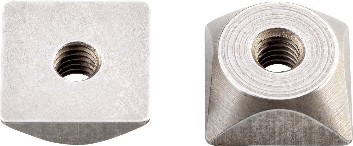 Gros plan de deux inserts filetés en métal ou écrous, montrant des faces carrées et hexagonales avec des trous filetés centraux.