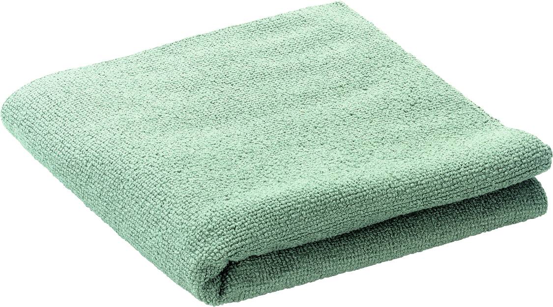 Tissu ou serviette en microfibre vert menthe plié isolé sur fond blanc.