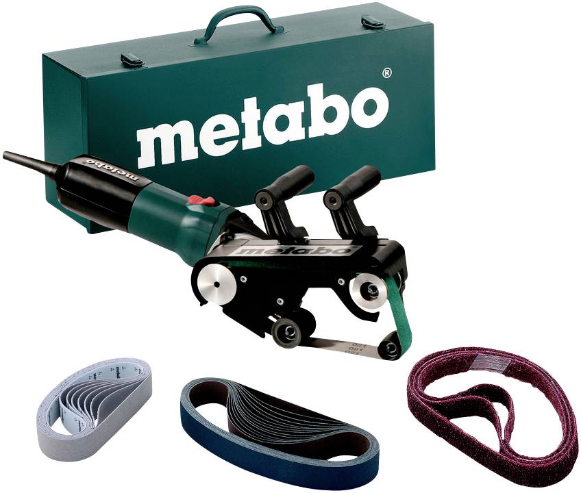 Une machine à poncer électrique de Metabo avec plusieurs bandes de ponçage et un coffret vert Metabo en arrière-plan.