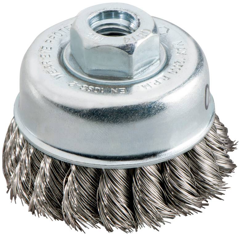 Brosse métallique circulaire avec écrou hexagonal au centre, utilisée pour nettoyer ou polir les surfaces métalliques.