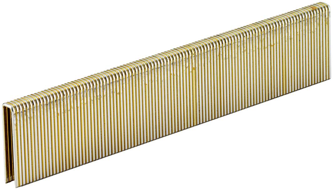 Une rangée de trombones dorés parfaitement alignés.