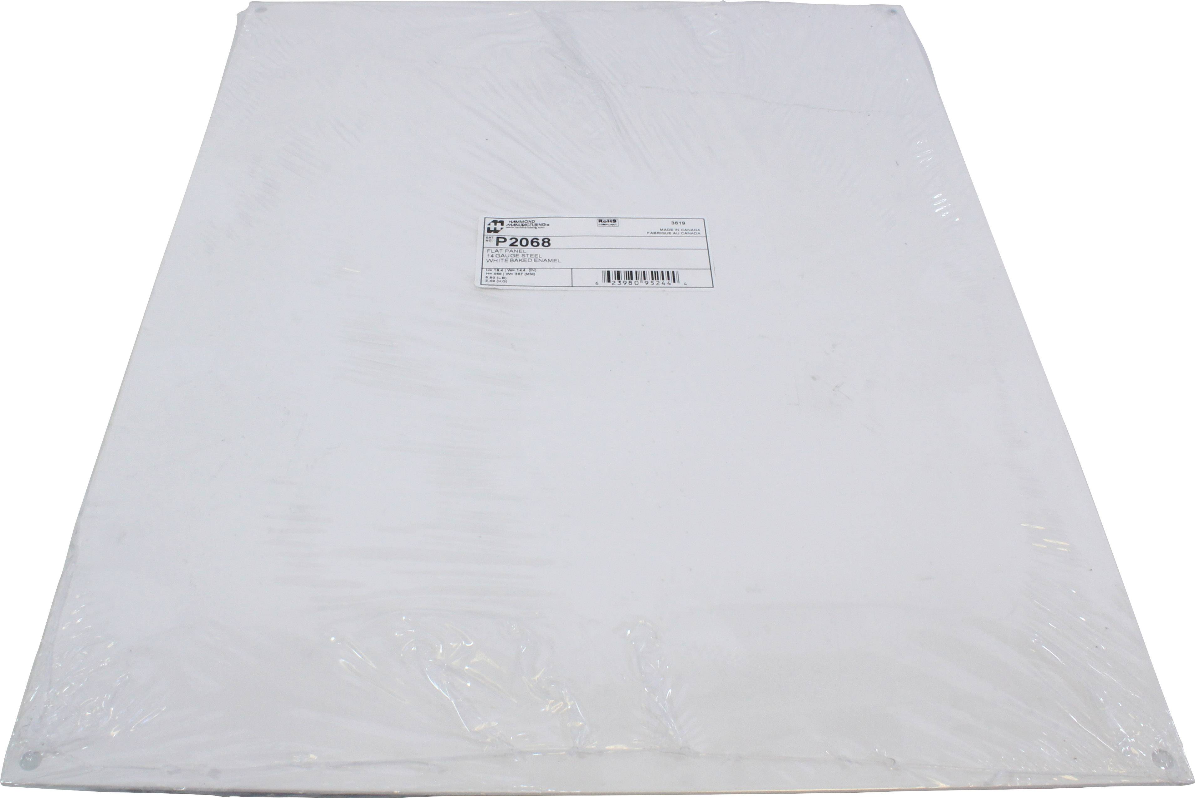 Une pile de papier blanc, emballée dans un film plastique, avec une étiquette en haut portant des détails techniques et un numéro de produit.