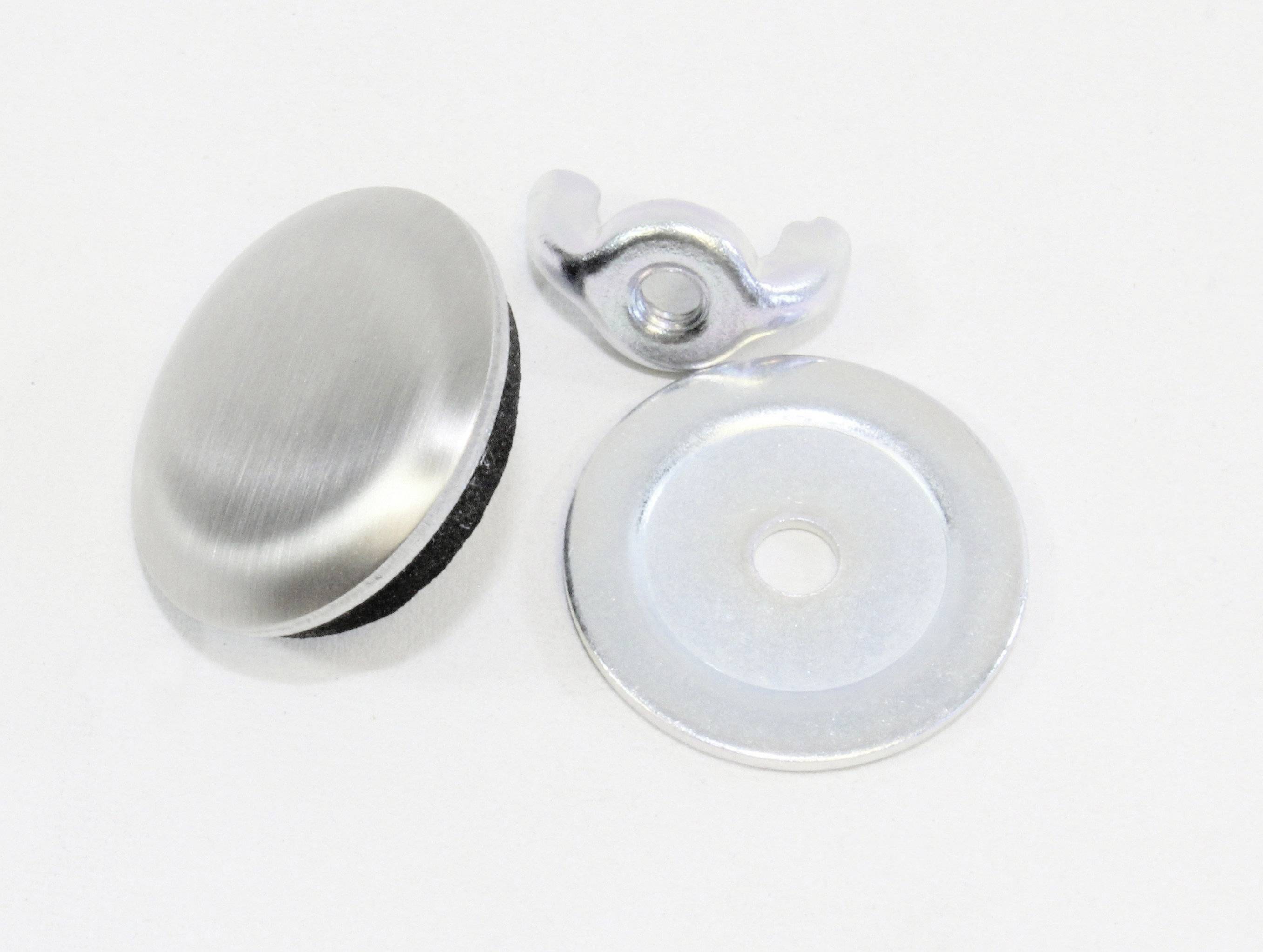 Trois pièces métalliques : un capuchon de protection, une rondelle et un écrou à ailettes sur un fond blanc.