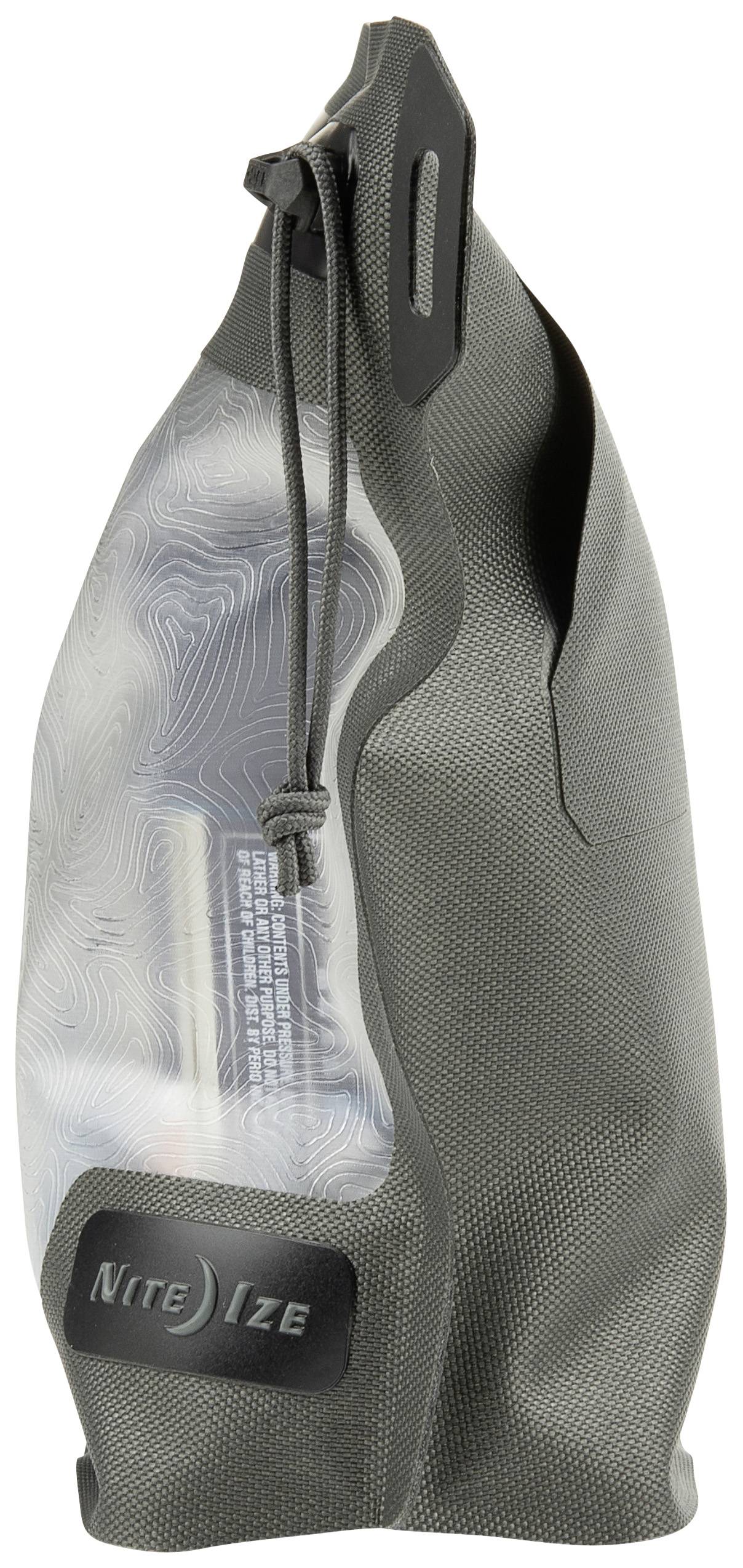 Pochette grise imperméable avec fenêtre transparente. Des objets sont visibles à l'intérieur, dont un stylo. Pochette avec logo de marque.