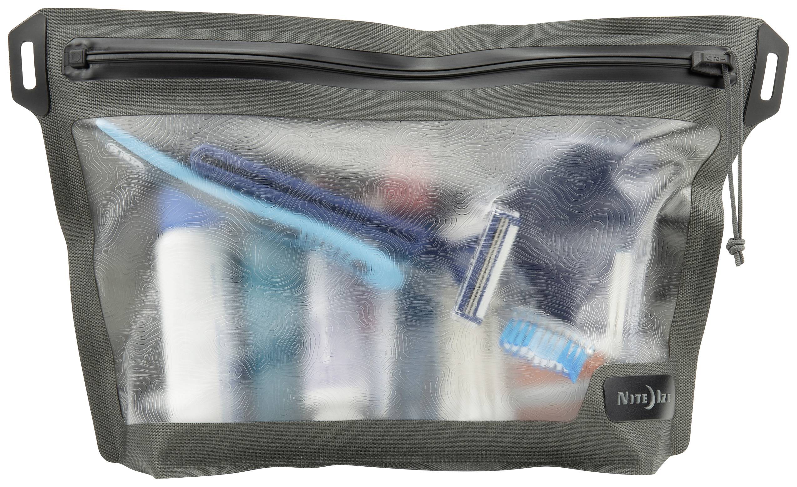 Trousse de toilette transparente à fermeture éclair, remplie de divers articles de toilette tels que brosse à dents, rasoir et flacons.