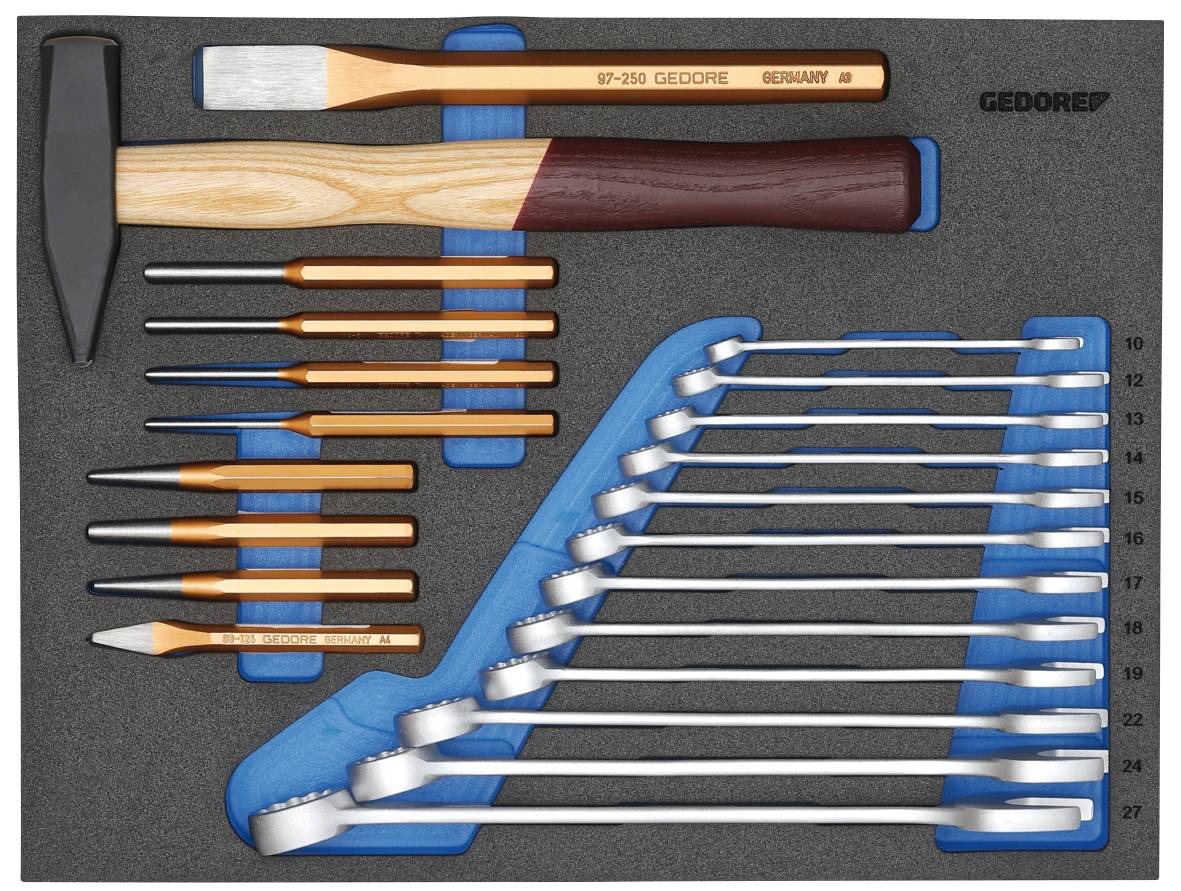 'Ensemble d'outils avec insert en mousse : marteau, burin, pointeau et clés à fourche de différentes tailles, soigneusement rangés.'