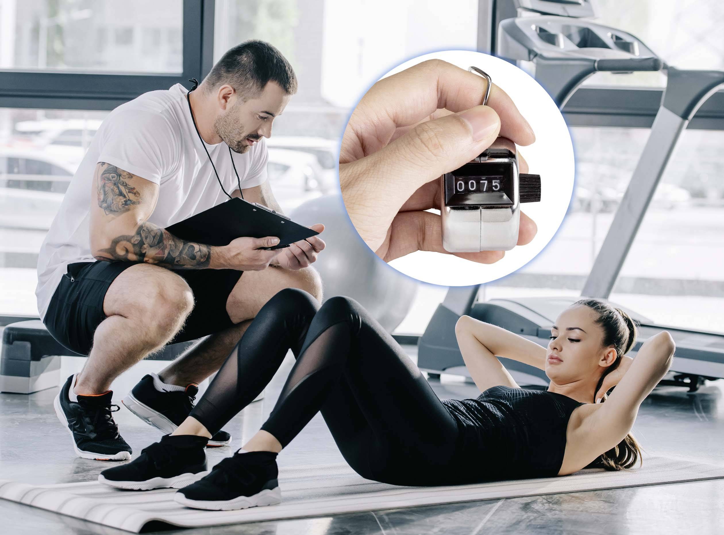 Un entraîneur compte les répétitions alors qu'une femme fait des abdominaux dans une salle de sport. Un compteur affiche '75'.