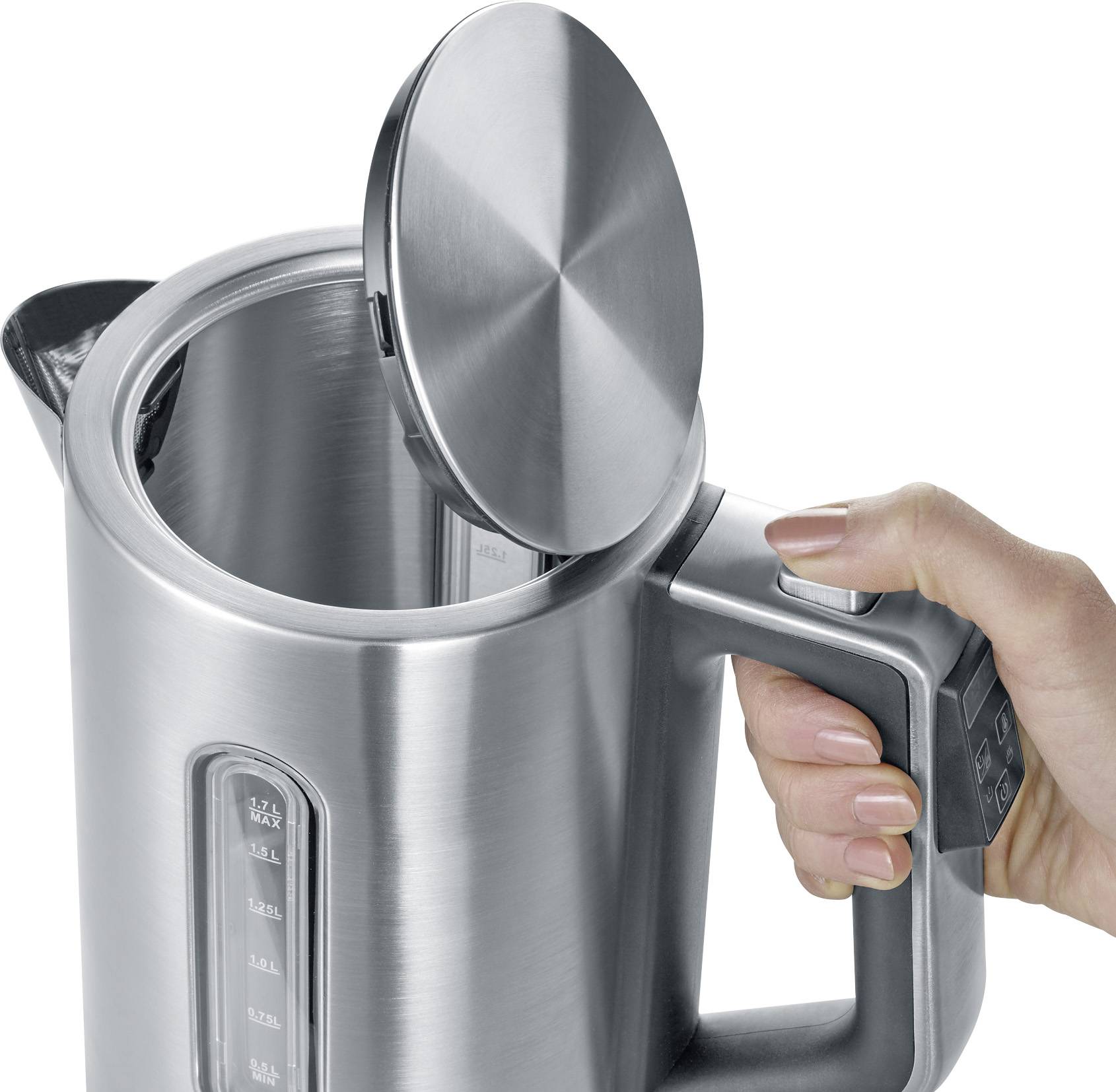 Bouilloire en acier avec le couvercle ouvert tenue par une main par sa poignée.