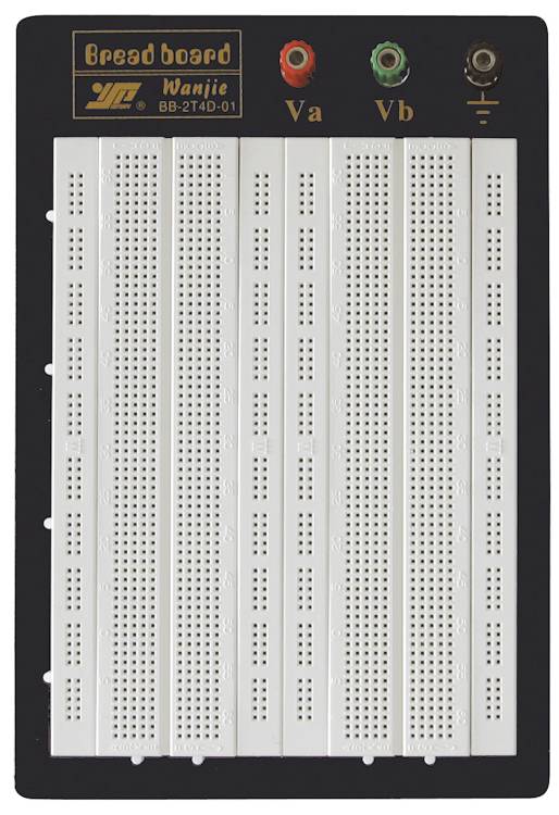 Un tableau d'essai noir avec une grille blanche et des connexions en haut pour les circuits électroniques. Inscription 
